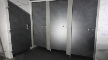 Avancement des travaux: Pose Cabines sanitaires pour toilettes