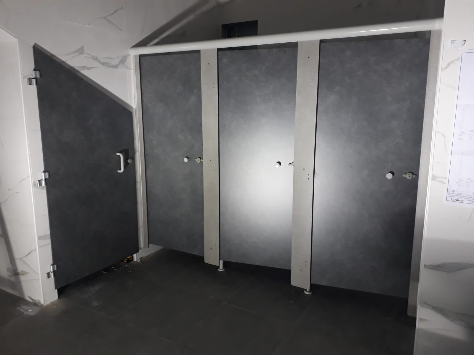 Avancement des travaux: Pose Cabines sanitaires pour toilettes